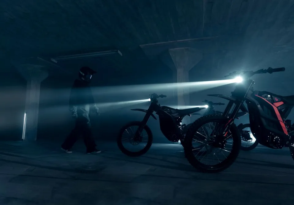 Motocykle 79BIKE v noci